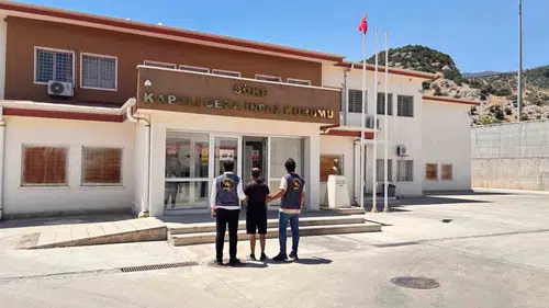 Kuşadası’nda bir yıllık kaçış sona erdi: 12,5 yıl hapis cezası olan hükümlü yakalandı