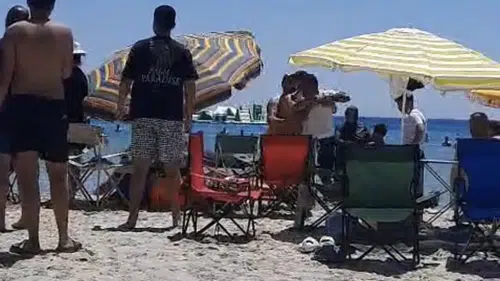 Çeşme’de plaj keyfi kavgayla bitti: Şemsiye açmak isteyen tatilciye işletme engeli