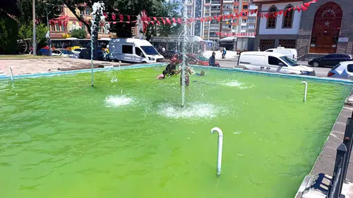 Termometreler 32 dereceyi gösterdi: Afyon’da çocuklar süs havuzunda canlarını hiçe saydı