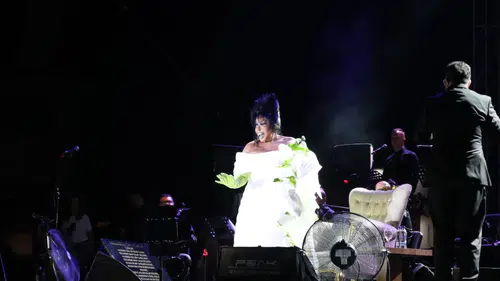 Diva’dan Çivril’e elma temalı imza: 50 bin kişi tek yürek oldu