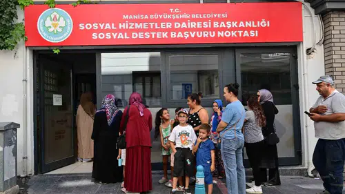 Manisa'da okul heyecanı başladı: 30 milyon liralık dev destek kartlara yüklendi
