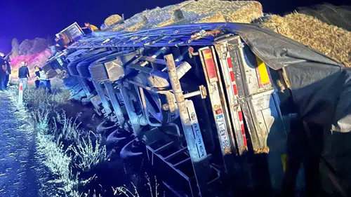 Uşak’ta saman yüklü tır devrildi: Sürücünün durumu ciddiyetini koruyor
