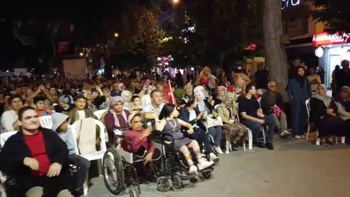 Makam Koltuğunu Çocuklara Kaptırdı, Ayakta Alkışlandı: Başkan Dere’den Örnek Davranış