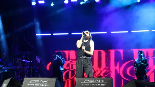 Çivril’de müzik şöleni: Emre Fel meydanı coşturdu