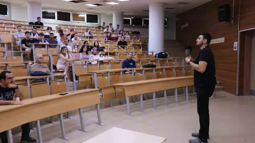 ADÜ'de kampüs yaşamına hızlı giriş: Genç öğrenciler rehberlik desteğiyle güçleniyor