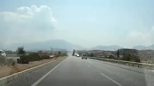 Denizli'de dikkatsizlik pahalıya patladı: Açık kalan dorse EDS direğini yerle bir etti