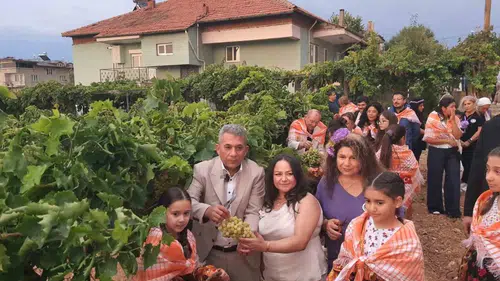 Çal’da sağanak altında vefa buluşması: Bağbozumu coşkusu Edip Akbayram’ın hatırasıyla birleşti