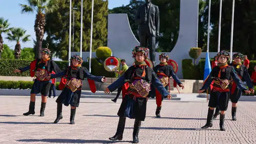 Aliağa’nın kurtuluş günü coşkusu: 104 yıl önce yakılan bağımsızlık meşalesi gururla taşınıyor
