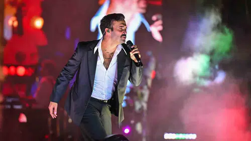 İzmir Fuarı’nda kahkaha ve müzik rüzgarı: Sahne tozuna doğum günü sürprizi