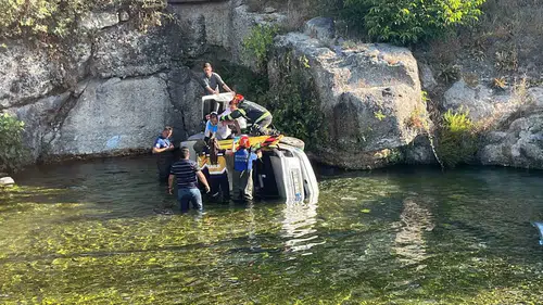 Denizli'de korkunç kaza: 15 metreden göle uçan sürücü ölümden döndü