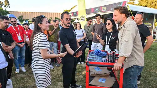 İzmir Fuarı’nda karton teknelerle mühendislik şovu: Gençler yaratıcılıklarını konuşturdu