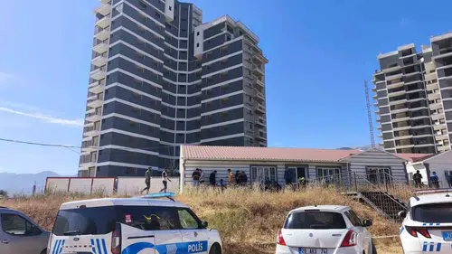 Ekmek parası için çıktıkları çatıda kurtarılmayı bekliyorlar