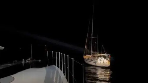 Urla açıklarında gece operasyonu: Yelkenli teknedeki kaçak göç yolculuğu yarıda kaldı