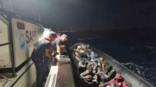 Didim açıklarında göç hareketliliği: Lastik bottaki 22 kişi yakalandı