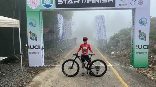 Pedalları şampiyonluk için döndü: Akhisarlı Nazife Rize'de altın madalyaya ulaştı