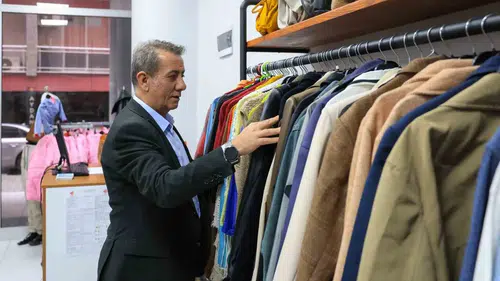 Efeler'de dayanışma köprüsü: İhtiyaç sahiplerinin kıyafetleri belediyeden
