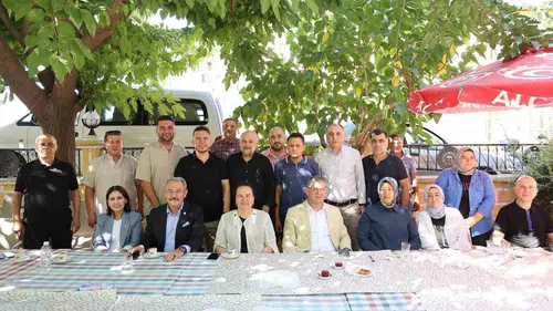 Buldan’da siyasi hareketlilik: AK Parti saflarına katılan 15 yeni isme rozetleri takıldı