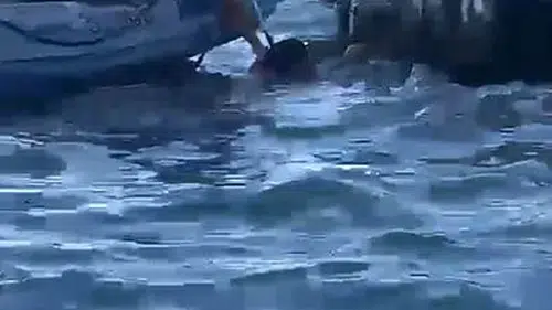 Karşıyaka İskelesi'nde saniyelerle yarış: Boğulma tehlikesi geçiren vatandaşı deniz polisi kurtardı