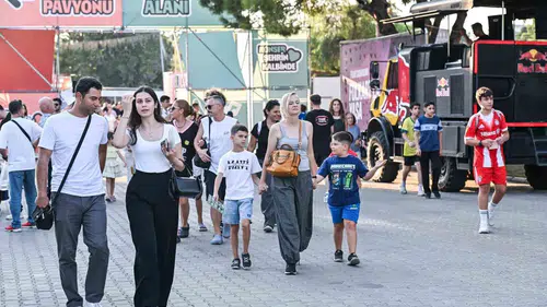 İzmir'in geleneksel buluşma noktası 95. kez kapılarını araladı: Kültürpark'ta festival coşkusu