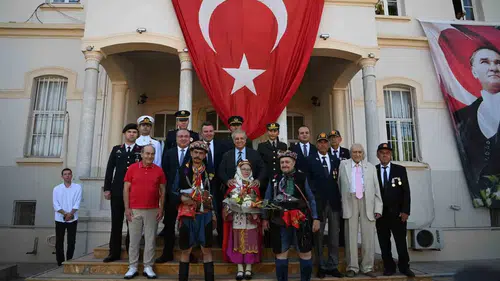 Kuşadası 104 yıl önceki o büyük günün coşkusunu meydanlarda yaşadı