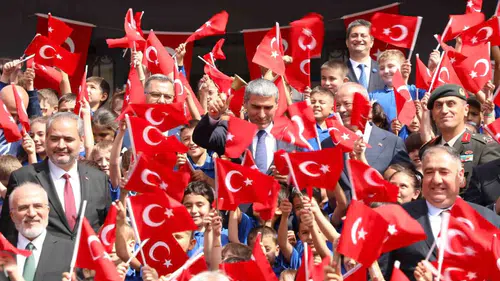 Afyonkarahisar’da ders zili heyecanı: 142 bin öğrenci için yeni dönem başladı