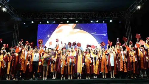 Akademik zirvede gurur günü: 144 mezun yeni hedeflerine odaklandı