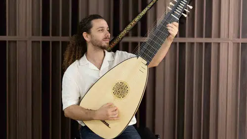 Müzik tarihinin devasa sırrı: 400 yıllık teorbo Yaşar Üniversitesi’nde yeniden hayat buluyor