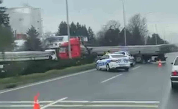 Bolu’da D-100 kara yolunda tır makasladı