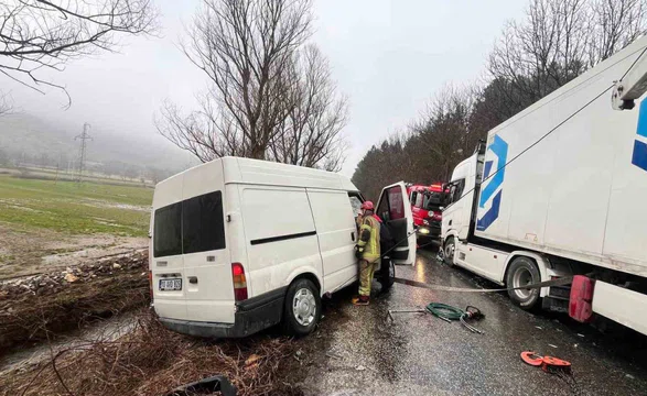 İzmir’de otomobil ile tır çarpıştı: 2 yaralı