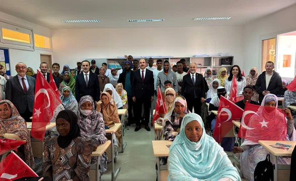 Moritanya’da Türkoloji okuyan Afrikalı öğrenciler UCLG Başkanı Altay’ı coşkuyla karşıladı