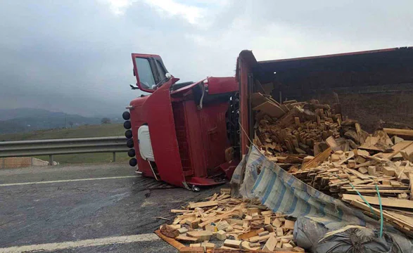 Tır devrildi: Bursa yolu ulaşıma kapandı