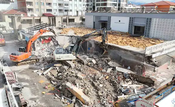 Nazilli’de dönüşüm başladı: Kültür merkezinde ilk kepçe vuruldu