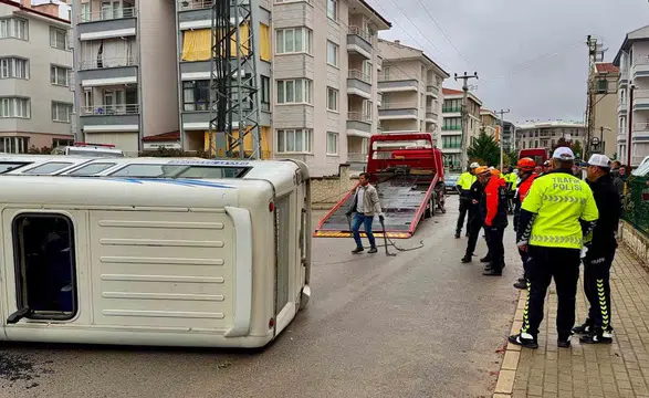 Afyonkarahisar'da okul servisi faciaya dönüştü: Çok sayıda yaralı var
