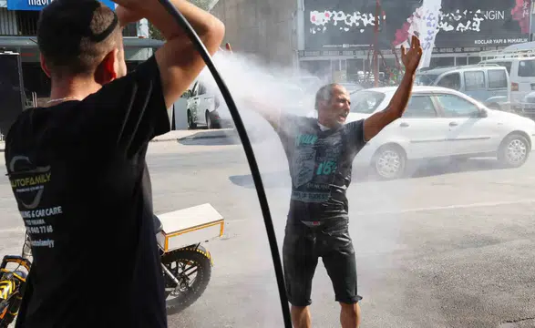 Kavurucu sıcaklara tazyikli suyla meydan okudu: Menteşe’de alışılmadık serinleme yöntemi
