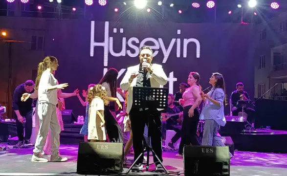 Selendi’de 104. Yıl Coşkusu: Başkan Daban’dan Hüseyin Kağıt’a Sahne Desteği