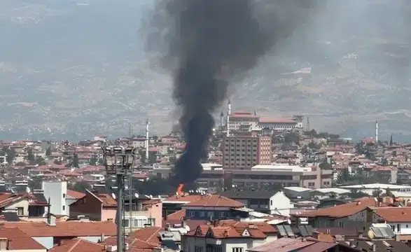 Denizli’de Sanayi Bölgesinde Yangın Panığı: Palet Üretim Tesisine Alevlerden Müdahale