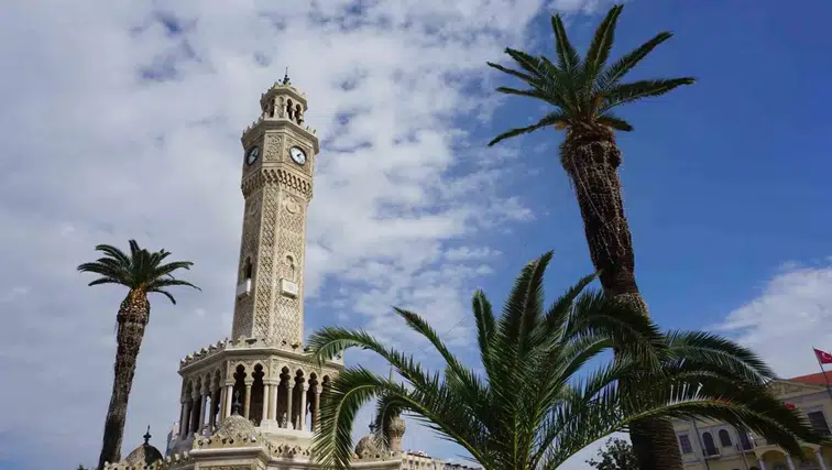 İzmir'in zamansız imzası: 125 yıldır Konak'ın merkezinde yükseliyor