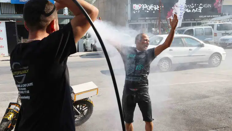 Kavurucu sıcaklara tazyikli suyla meydan okudu: Menteşe’de alışılmadık serinleme yöntemi