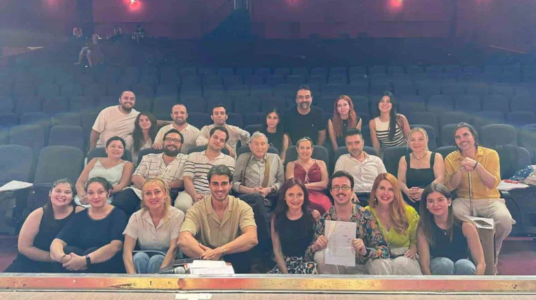 Haldun Dormen’in son prodüksiyonu, Sahne Tozu Tiyatrosu’nda yaşamaya devam ediyor