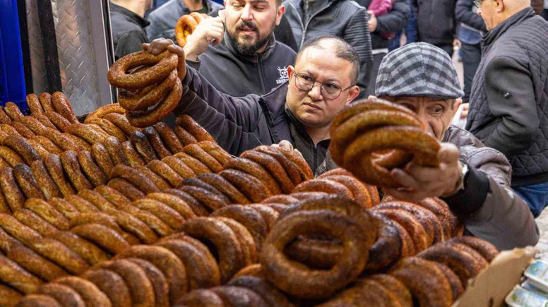 Başkan Tugay bayram namazında Bucalılarla buluştu