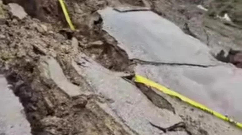 Bitlis’te yağmur sonrası köy yolunda çökme meydana geldi