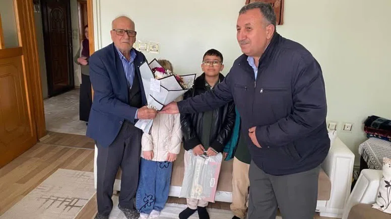 Diyarbakır’da öğrenciler, emekli öğretmenleri unutmadı