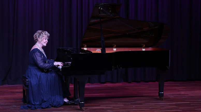 Dünyaca ünlü piyanist Gülsin Onay Denizli’de öğrencilerle buluştu