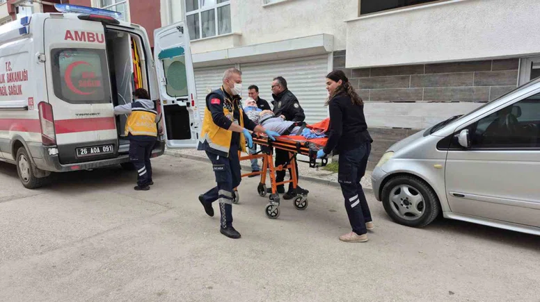 Evinde düşerek yaralanan yaşlı kadın dakikalarca yardım bekledi
