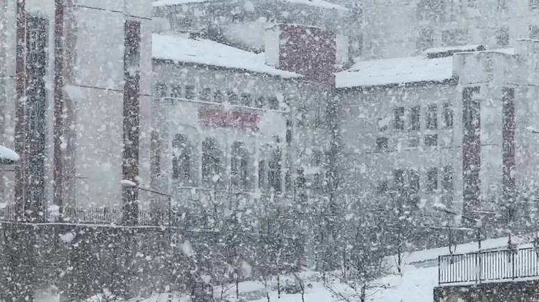 Hakkari ve Yüksekova’da eğitime kar engeli