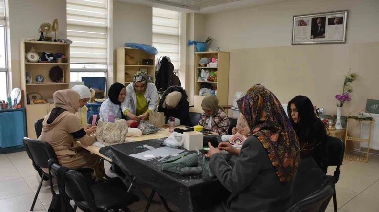 Kadınlar hem öğreniyor hem aile bütçesine katkı sağlıyor