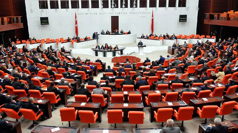AK Parti'nin teklifi Meclis'i Temmuzda da çalıştıracak