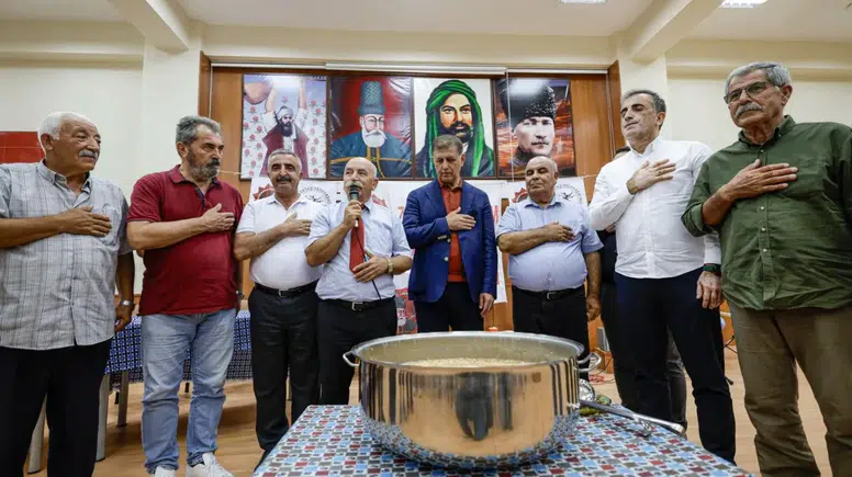 Cemil Tugay, Alevi Bektaşi derneğinde dostluk ve iyilik mesajları verdi, aşure ikram etti