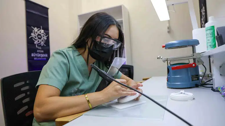 Aydın'da gülüşler artık ücretsiz: Diş protezi ve kaplama hizmeti 6 ilçeye yayıldı