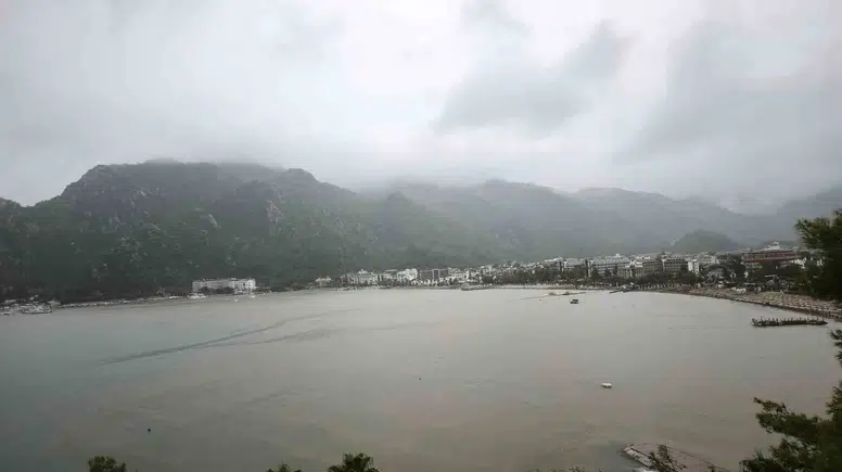 Marmaris'te doğa alarm verdi: Turkuaz sular çamura bulandı